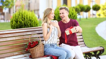 5 Hadiah Anniversary Pernikahan, Segera Kobarkan Api Asmara